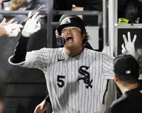 ８回、１９号２ランを放ち、ベンチで迎えられる村上（共同）