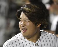 ８回、１９号２ランを放ち、ベンチで喜ぶ村上（共同）