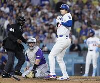 ４回、死球を受ける大谷（共同）