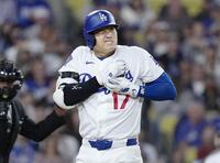 ４回、死球を受け痛がる大谷（提供・共同通信社）