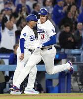 ４回、後続の二塁打で本塁へ向かう二走大谷（共同）