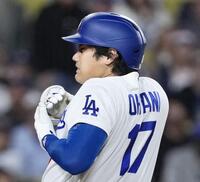 ４回、死球を受け痛がる大谷（共同）