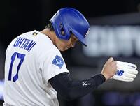 ４回、死球で出塁した大谷（共同）