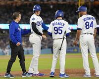 ４回、死球を受け一塁へ向かう大谷（左から２人目）＝共同
