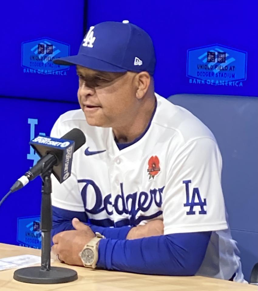 試合後の会見で報道陣の質問に答えるロバーツ監督(撮影・小林信行)