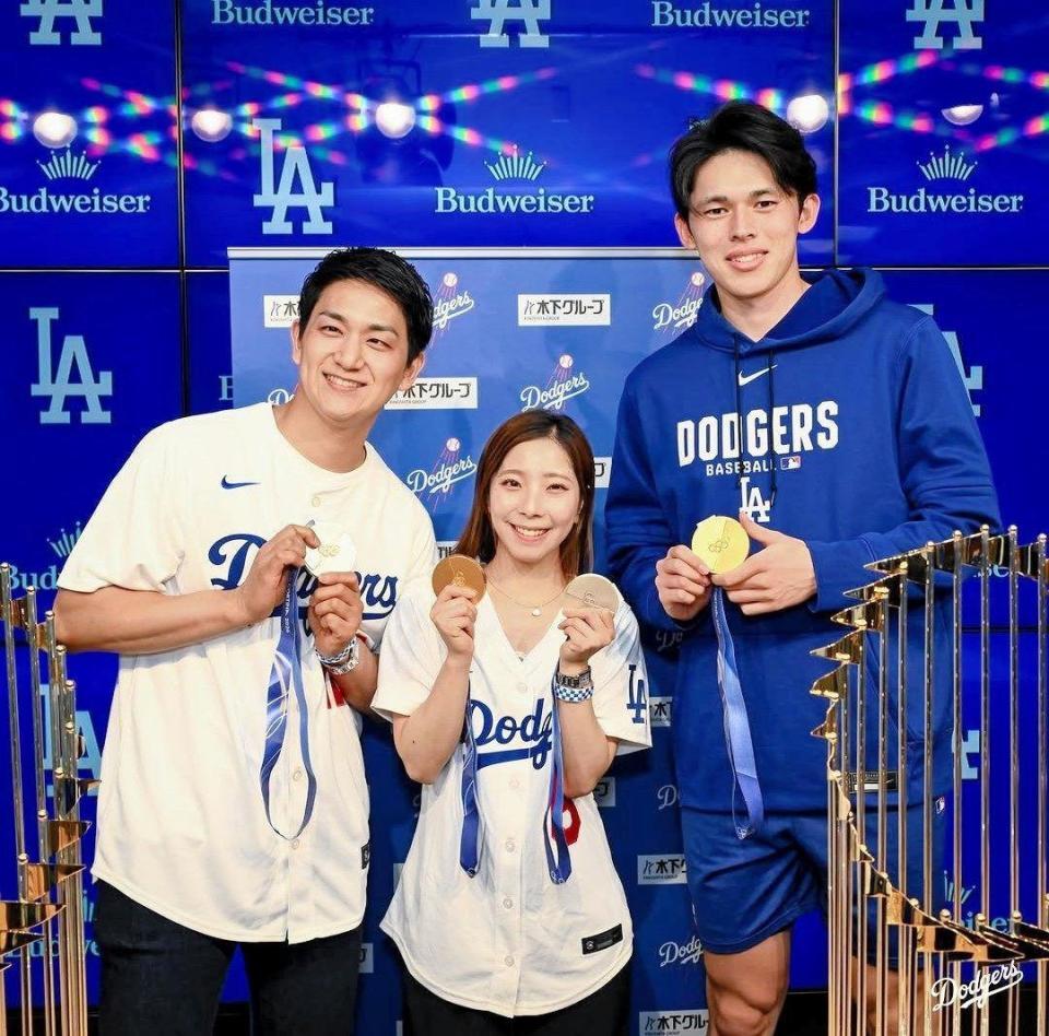 　試合前にりくりゅうペアと交流した佐々木（ロサンゼルス・ドジャース提供）