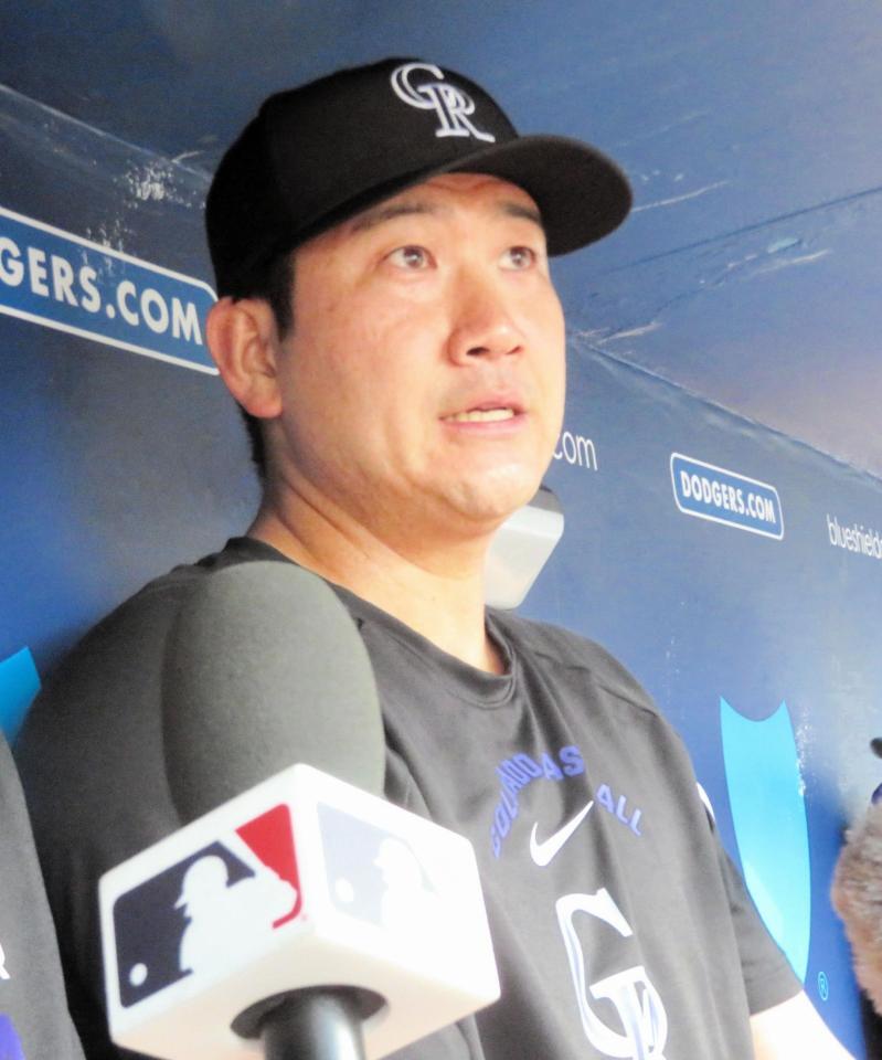 試合前のベンチで報道陣の質問に答える菅野（撮影・小林信行）