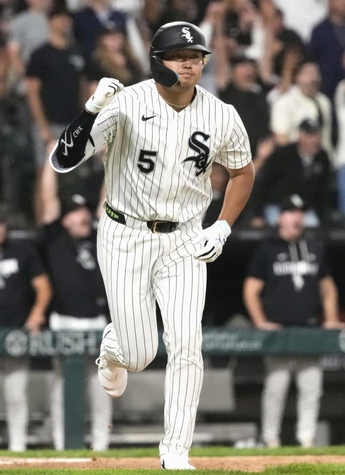 ８回、１９号２ランを放ちガッツポーズする村上（ＡＰ＝共同）