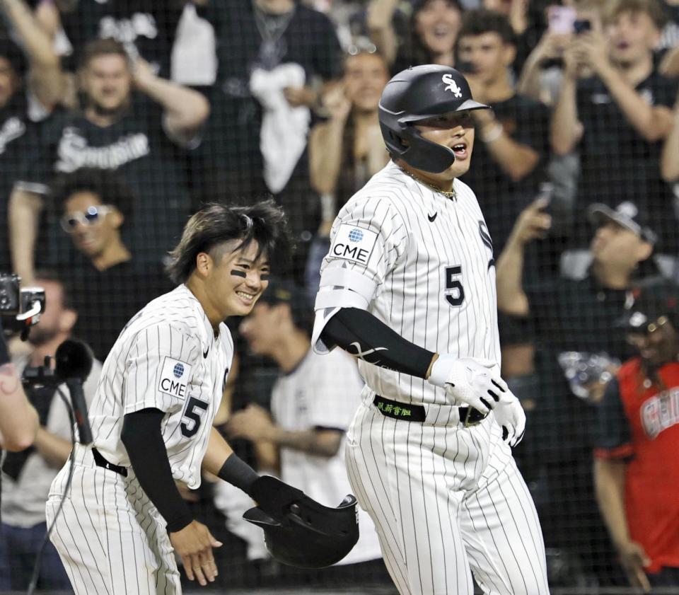 ８回、１９号２ランを放ち喜ぶ村上。左は一走西田（共同）
