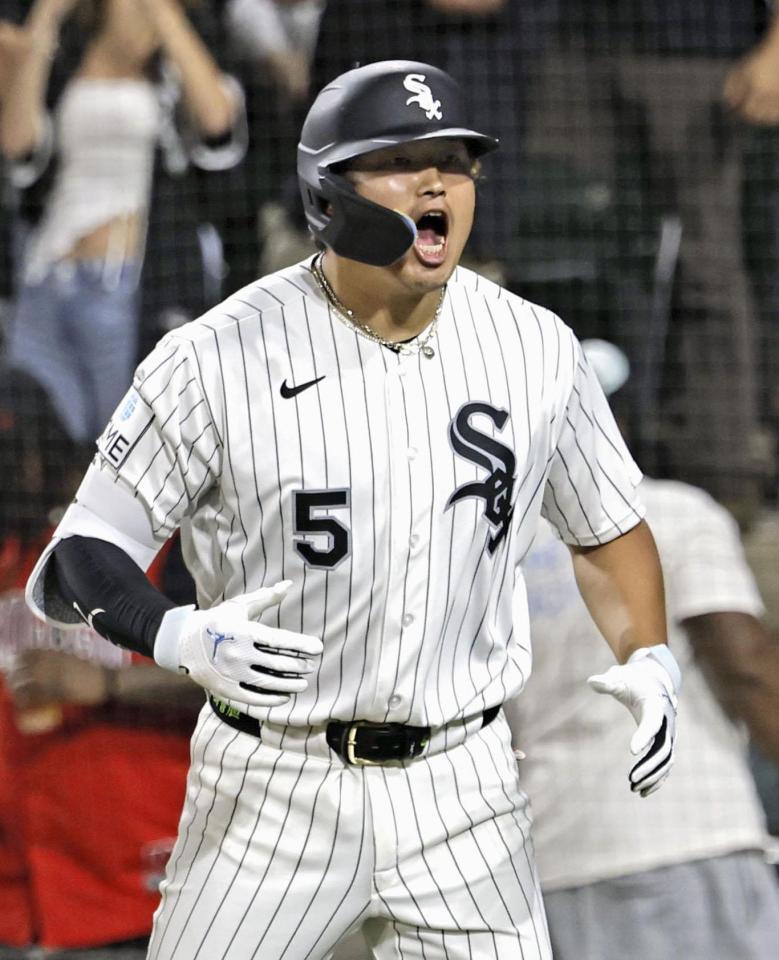 ８回、１９号２ランを放ち喜ぶ村上（共同）