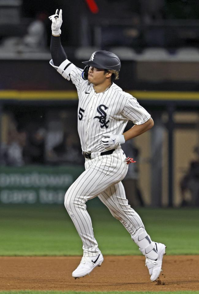 ８回、１９号２ランを放ち塁を回る村上（共同）