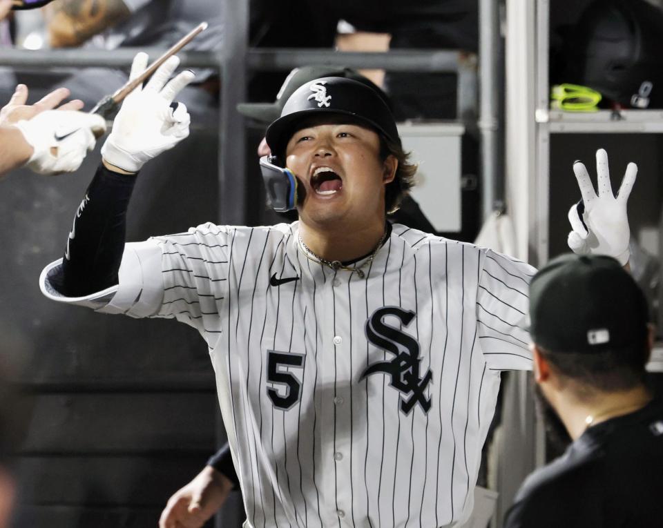 ８回、１９号２ランを放ち、ベンチで迎えられる村上（共同）