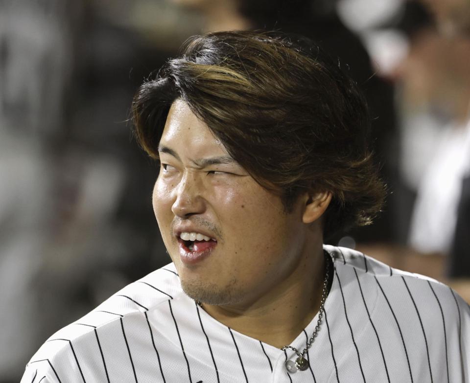 ８回、１９号２ランを放ち、ベンチで喜ぶ村上（共同）