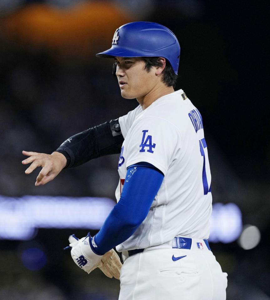 ４回、死球で出塁した大谷（共同）