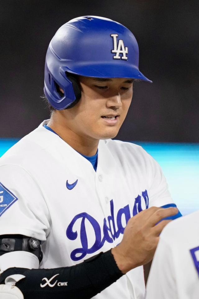 ４回、死球を受けた大谷（ＡＰ＝共同）