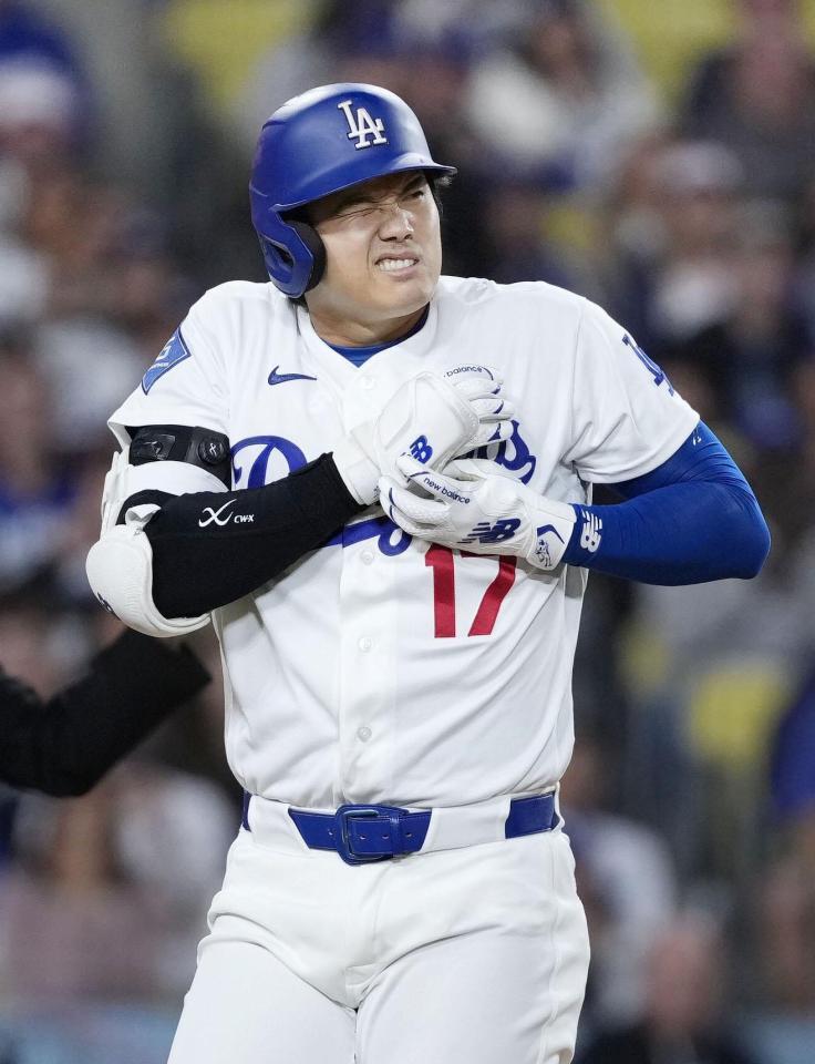 ４回、死球を受け痛がる大谷（共同）