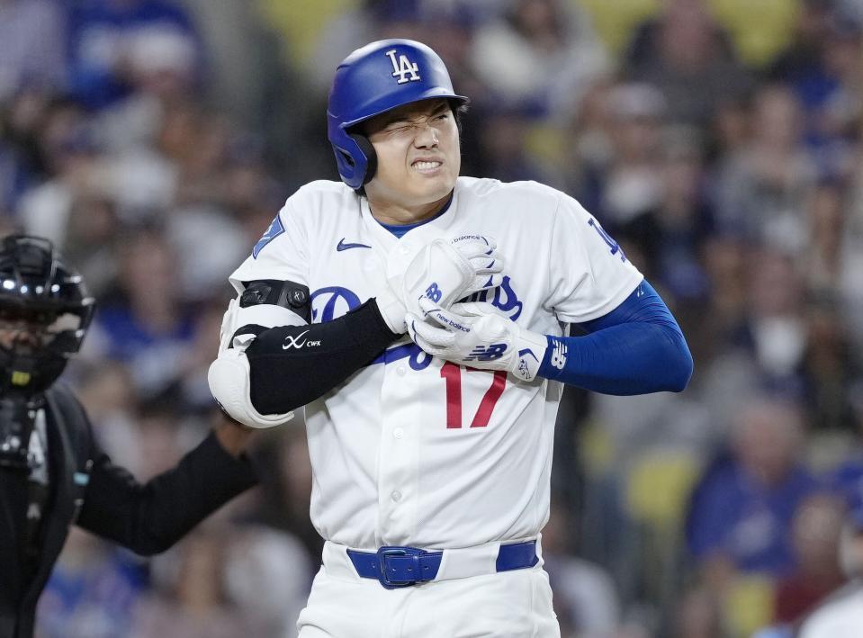 ４回、死球を受け痛がる大谷（提供・共同通信社）