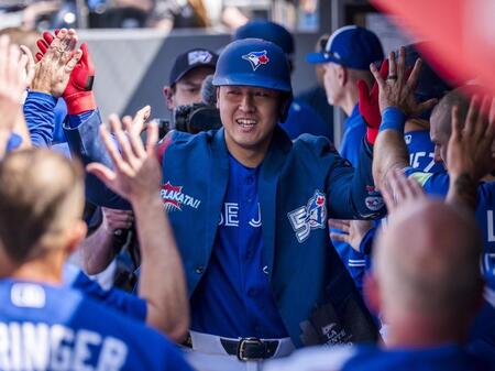 　マーリンズ戦の６回、勝ち越しの11号ソロを放ち、ベンチで迎えられるブルージェイズ・岡本＝トロント（ゲッティ＝共同）