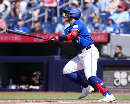 　マーリンズ戦の６回、勝ち越しの11号ソロを放つブルージェイズ・岡本＝トロント（ゲッティ＝共同）
