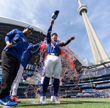 勝利し、試合後に手荒い祝福を受ける岡本（ゲッティ＝共同）