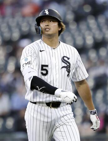 　ツインズ戦の２回、遊飛に倒れたホワイトソックス・村上＝シカゴ（共同）