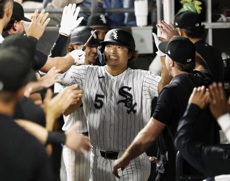 　米大リーグ、ツインズ戦の７回、20号ソロを放ち、ベンチで迎えられるホワイトソックス・村上宗隆。メジャー１年目での20本塁打は、２０１８年にエンゼルスで22本を打った大谷翔平に続き、日本選手２人目となった＝27日、シカゴ（共同）