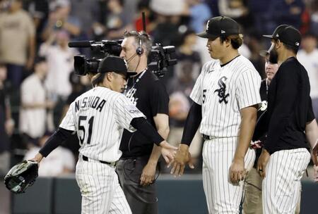 　ツインズに勝利し、西田（51）とタッチを交わすホワイトソックス・村上＝シカゴ（共同）