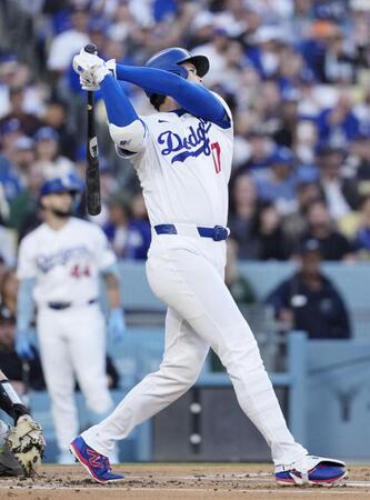 １回、９号となる先頭打者本塁打を放つ大谷（共同）