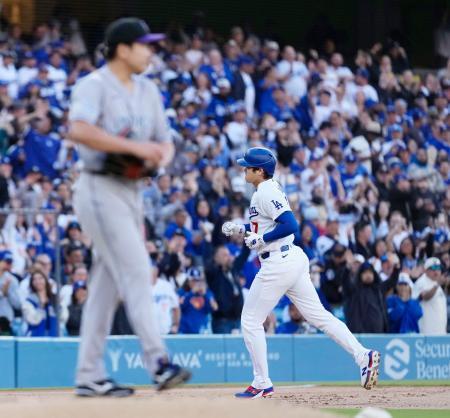 　ロッキーズ戦の１回、菅野（手前）から先頭打者本塁打を放ち、塁を回るドジャース・大谷＝ロサンゼルス（共同）