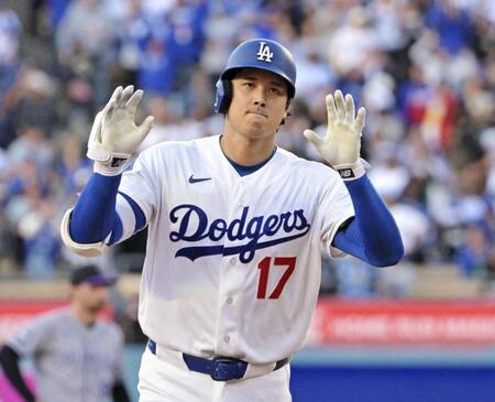 　ロッキーズ戦の１回、９号となる先頭打者本塁打を放ち、塁を回るドジャース・大谷＝ロサンゼルス（ロイター＝共同）