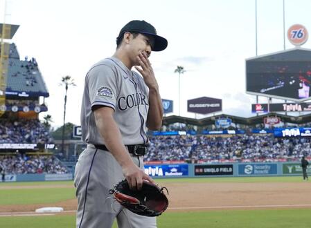 　ドジャース戦で１回を投げ終え、ベンチに戻るロッキーズ・菅野＝ロサンゼルス（共同）