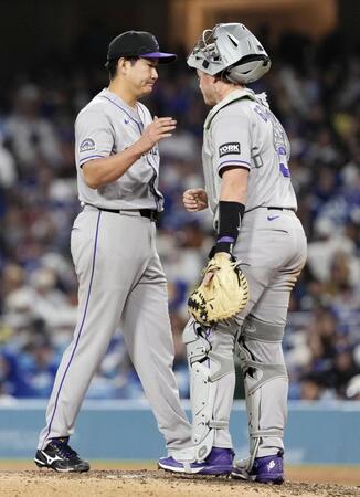　ドジャース戦の５回途中、降板するロッキーズ・菅野＝ロサンゼルス（共同）