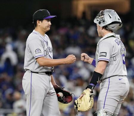 　ドジャース戦の５回途中、降板するロッキーズ・菅野＝ロサンゼルス（共同）