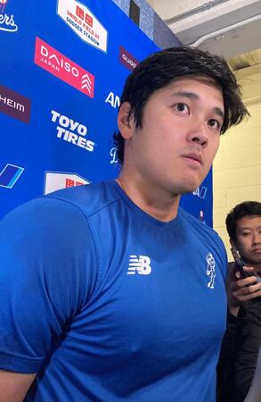 試合後、取材に応じる大谷（撮影・小林信行）