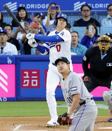 　ロッキーズ戦の１回、菅野（手前）から、９号となる先頭打者本塁打を放つドジャース・大谷＝ロサンゼルス（共同）