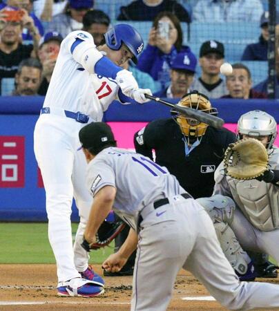 　ロッキーズ戦の１回、菅野（手前）から、９号となる先頭打者本塁打を放つドジャース・大谷＝ロサンゼルス（共同）