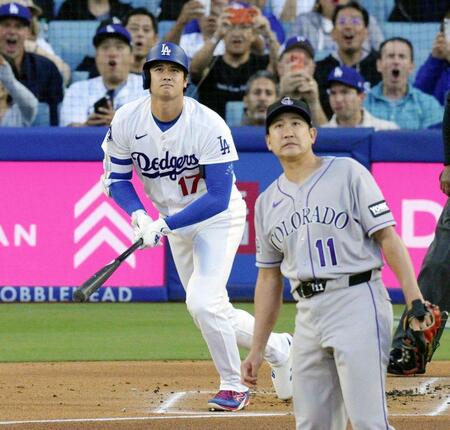 　ロッキーズ戦の１回、菅野（手前）から、９号となる先頭打者本塁打を放つドジャース・大谷＝ロサンゼルス（共同）