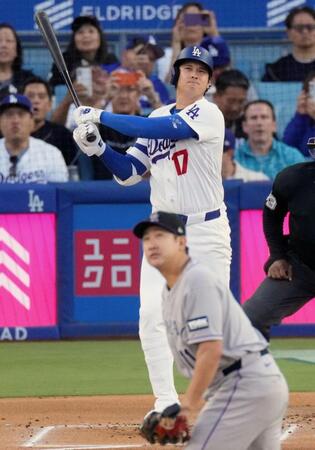 　ロッキーズ戦の１回、菅野（手前）から、９号となる先頭打者本塁打を放つドジャース・大谷＝ロサンゼルス（ＡＰ＝共同）