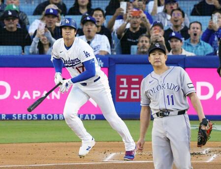 　ロッキーズ戦の１回、菅野（手前）から、９号となる先頭打者本塁打を放ったドジャース・大谷＝ロサンゼルス（共同）