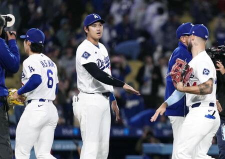 　ロッキーズに勝利し、タッチを交わすドジャース・大谷（中央）＝ロサンゼルス（共同）