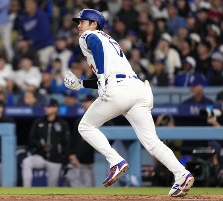　ロッキーズ戦の７回、左飛に倒れたドジャース・大谷＝ロサンゼルス（共同）