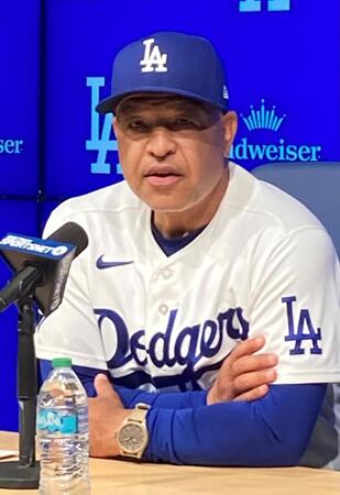試合後に会見するドジャース・ロバーツ監督（撮影・小林信行）