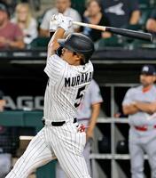 　１９号２ランを放つ村上（共同）