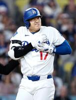 　４回、死球を受け痛がるドジャース・大谷（共同）