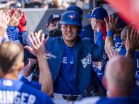 　マーリンズ戦の６回、勝ち越しの11号ソロを放ち、ベンチで迎えられるブルージェイズ・岡本＝トロント（ゲッティ＝共同）