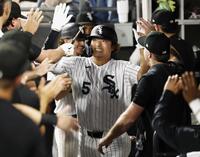 　米大リーグ、ツインズ戦の７回、20号ソロを放ち、ベンチで迎えられるホワイトソックス・村上宗隆。メジャー１年目での20本塁打は、２０１８年にエンゼルスで22本を打った大谷翔平に続き、日本選手２人目となった＝27日、シカゴ（共同）