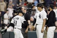 　ツインズに勝利し、西田（51）とタッチを交わすホワイトソックス・村上＝シカゴ（共同）