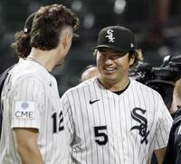 　ツインズに勝利し、笑顔を見せるホワイトソックス・村上（右）＝シカゴ（共同）
