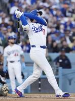 １回、９号となる先頭打者本塁打を放つ大谷（共同）