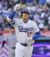 　ロッキーズ戦の１回、９号となる先頭打者本塁打を放ち、塁を回るドジャース・大谷＝ロサンゼルス（ロイター＝共同）